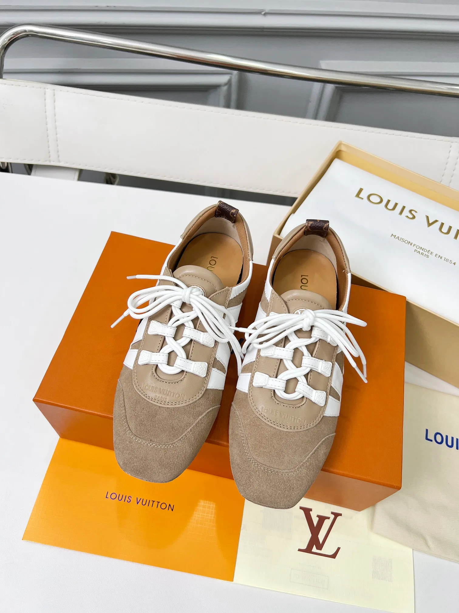 👟👟Ex-factory price 600👟👟 LV Sneakerina ballet-style sneakers are made of soft sheepskin and suede cow leather trimmings, and Monogram canvas is used to write the LV letters on the side, combining the light structure of ballet shoes with the comfortable texture of sneakers. Sacchetto craftsmanship and an injection-molded outsole complete the package, allowing for flexibility in a variety of looks. Code number: 35~41, colors are being updated...